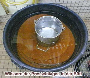 Wässern der Presseinlagen in der Bütt bis zur Wiederverwendung am Folgeeinsatz.